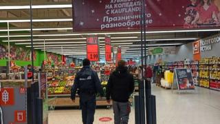 Закопчаха клиентка на "Кауфланд" насред магазина