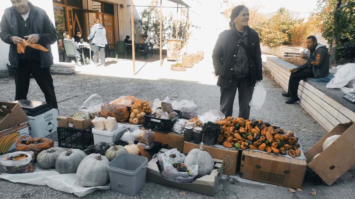 Възрастни хора разпродават бурканите си със зимнина СНИМКИ 