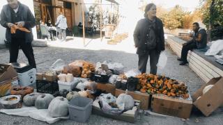 Възрастни хора разпродават бурканите си със зимнина СНИМКИ 
