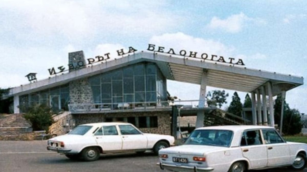 Спомени от соца: Преди време този уникален ресторант се пръскаше по шевовете, а сега...