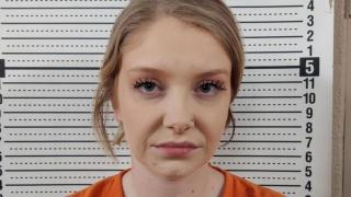 Млада даскалица прави орален секс с тийнейджър в класната стая, а после... 