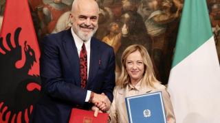 Италия ще си изнася нелегалните бежанци в Албания