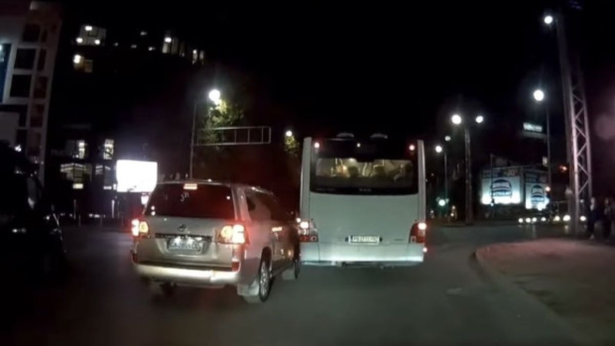 Шофьор на автобус на градския транспорт в Пловдив ошашави всички с безумната си маневра ВИДЕО