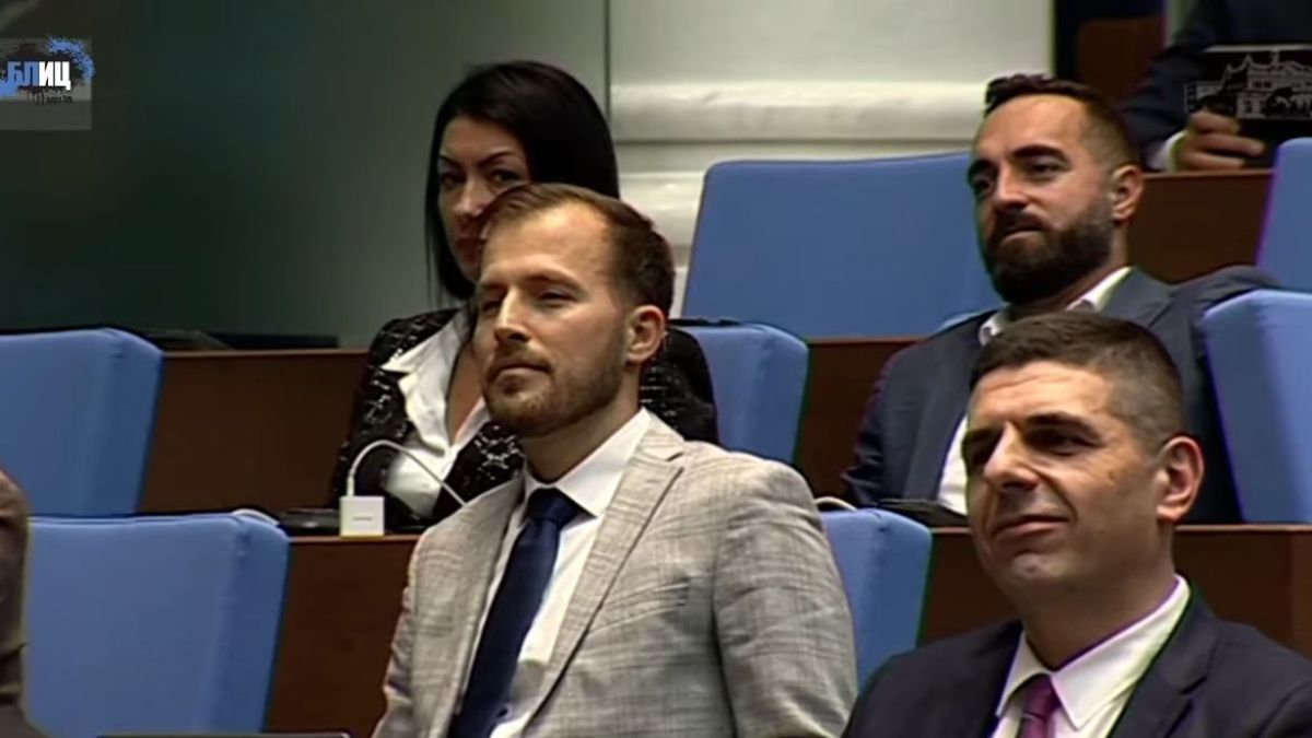 Цирк в парламента! Виден ПП-еец плаши Костадинов с фетиши, депутати се червят от срам БЛИЦ TV