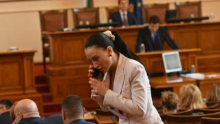 Край на мистерията: Красивата депутатка от ГЕРБ разкри защо изненадващо хвърли оставка!