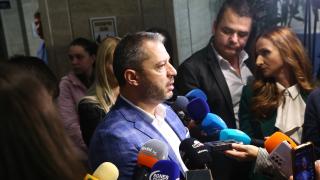 Делян Добрев готви голям удар по сивия сектор в горивата 