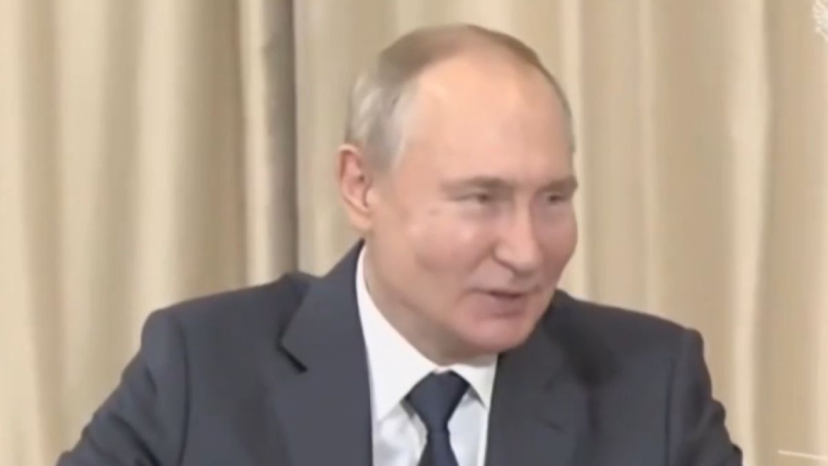 Виктор и Мира се бъзикат яко с бузките на Путин, заливат се от смях