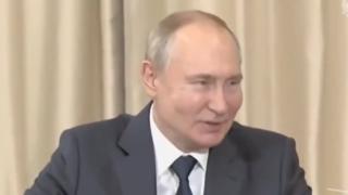 Виктор и Мира се бъзикат яко с бузките на Путин, заливат се от смях