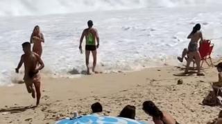 Гигантска спяща вълна удари претъпкан плаж в Рио де Жанейро, а след това... ВИДЕО