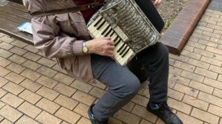 90-г. дядо Митко просълзи мрежата: Просто моля, който и когато ме види, да ме... СНИМКА