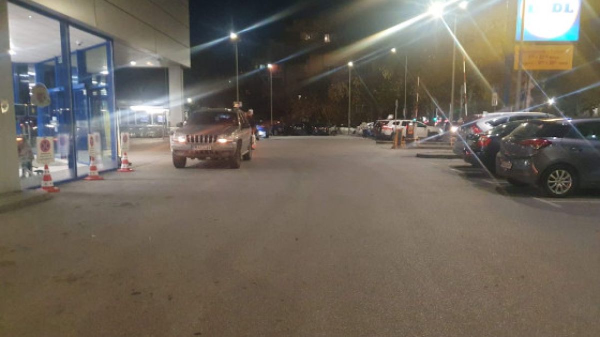 Този тарикат още малко в магазина щеше да влезе с колата