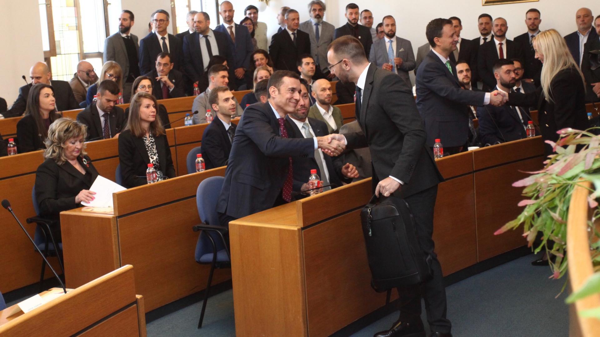 Хекимян с мълниеносна реч в СОС, заплете интригата със... СНИМКИ