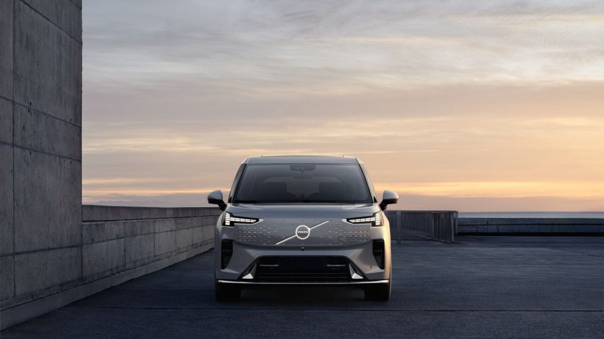 Новият напълно електрически EM90 premium MPV разширява портфолиото на Volvo Cars