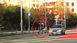 Наглец с Мерцедес втрещи столичани на зебра и запали мрежата  СНИМКИ