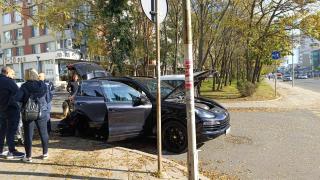 2 часа бургаски ченгета тарашат лъскаво Порше пред мол, какво се случва СНИМКИ 