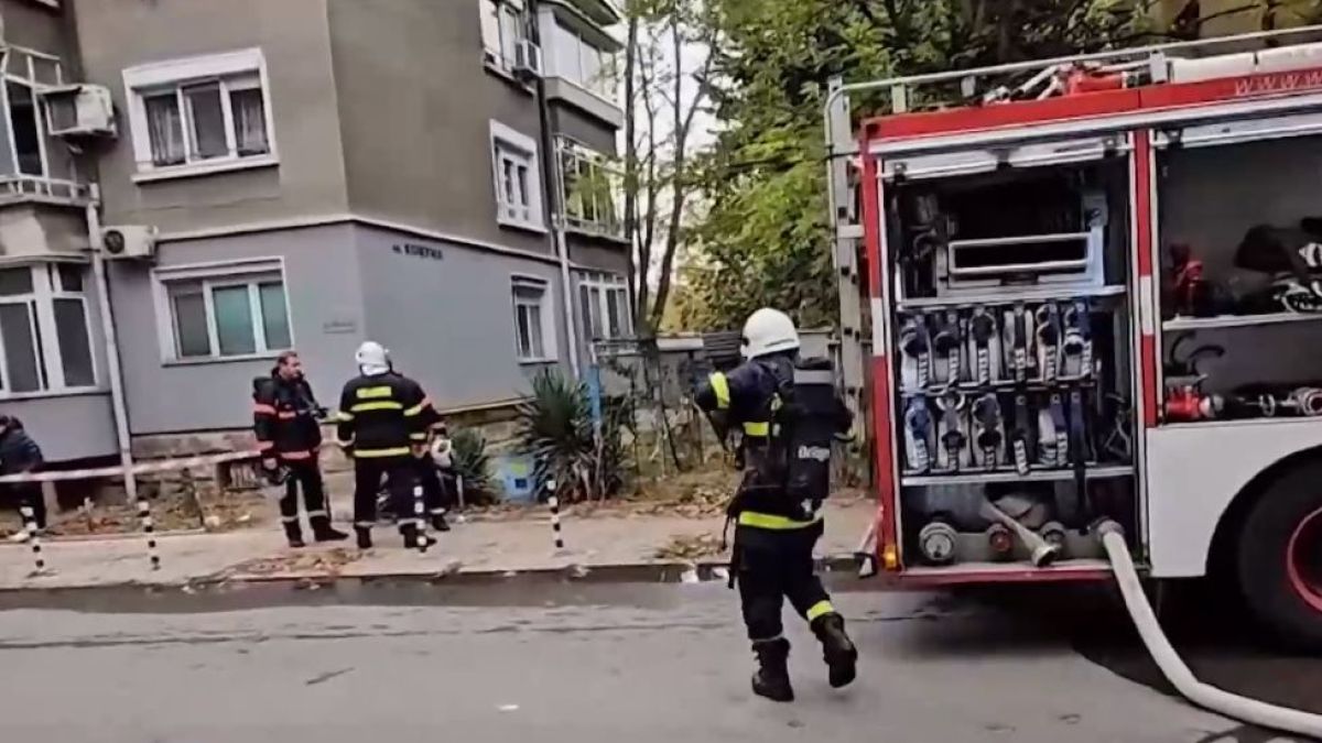Силен гръм в центъра на Русе! Евакуираха хора ВИДЕО