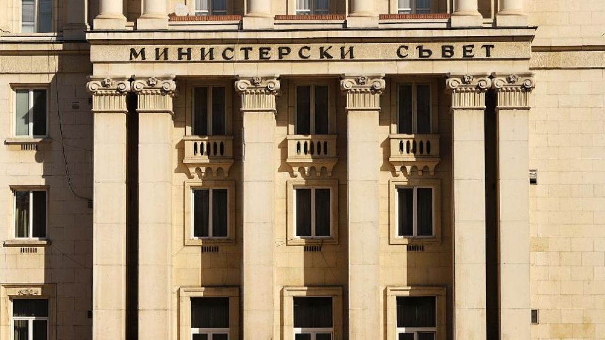 Денков и министрите му ще раздават пари на бедстващите българи, дали?