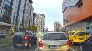 Нагъл джигит втрещи всички шофьори с безумната си маневра в столицата, но след това...ВИДЕО