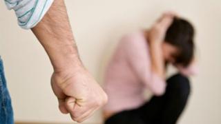 Щракнаха белезниците на опасен роден бандит!