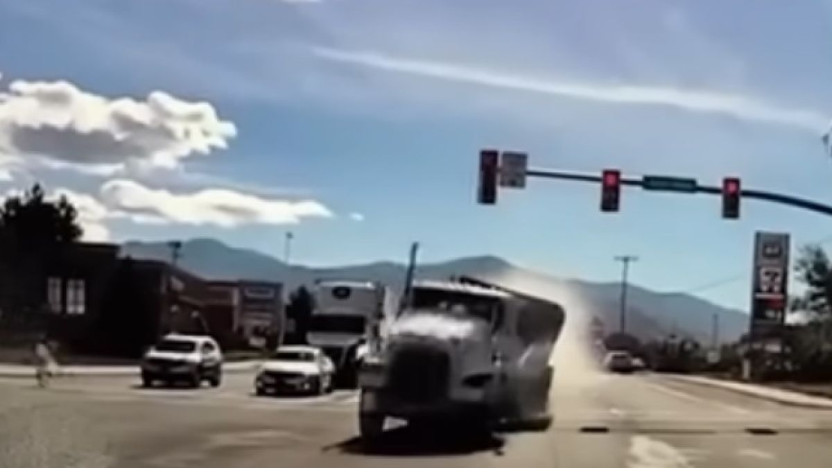 Зрелищни ВИДЕА: Спирачките на тир отказаха и стана страшно