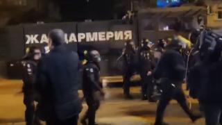 Лъсна истината за скандалното ВИДЕО от протеста: Полицаи бият човек, а се оказва, че той е...
