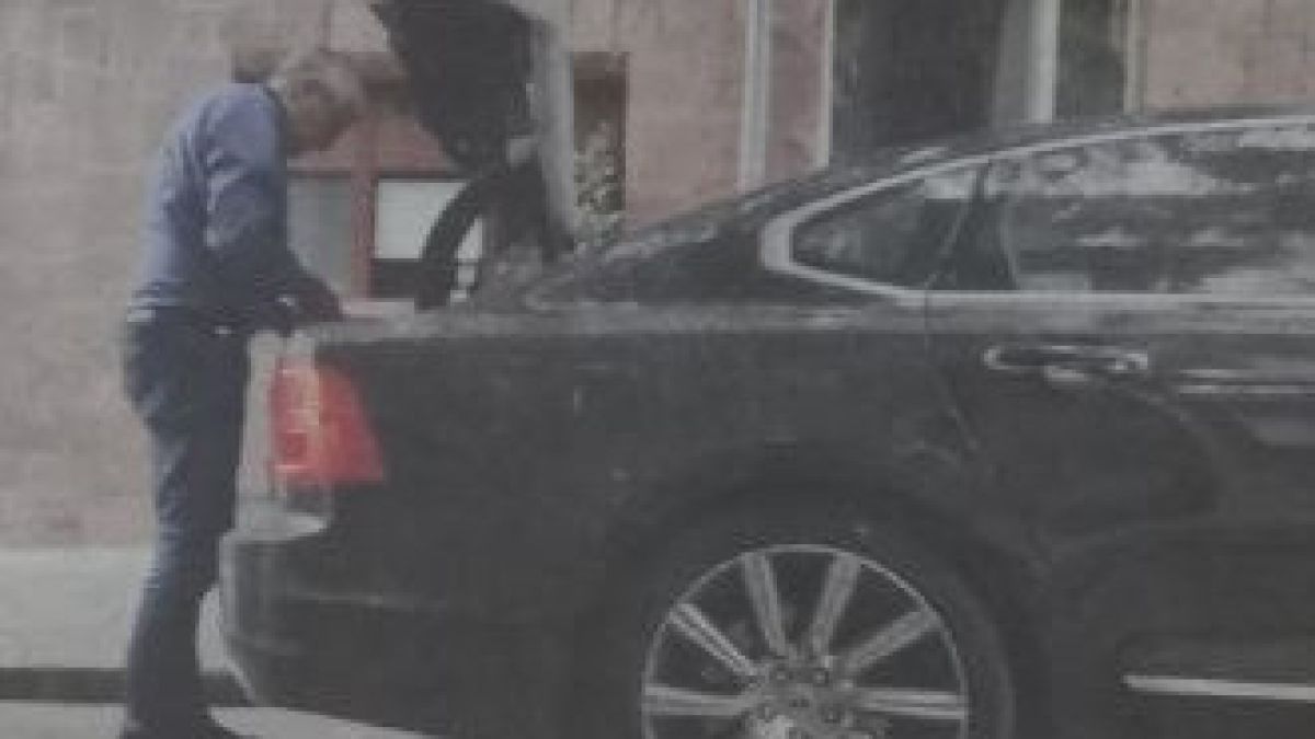 Спипаха Софиянски да джитка с две лъскави коли в центъра на София СНИМКИ