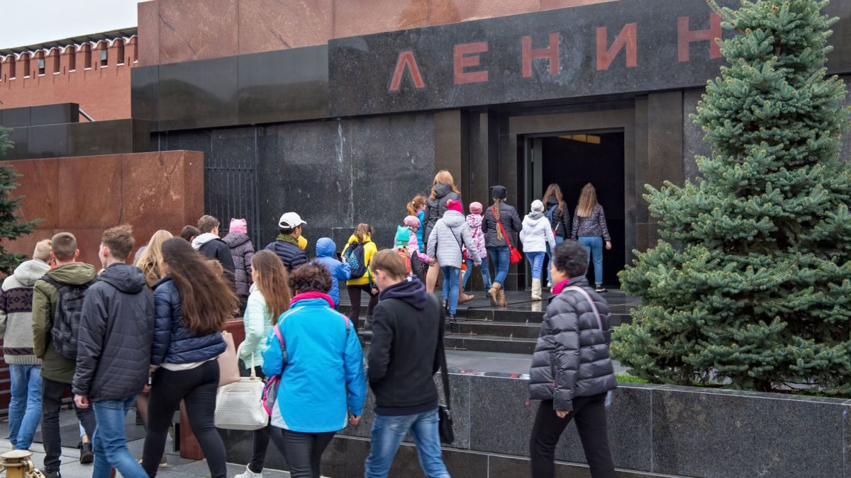 Строят мавзолея на Димитров за 6 дни, разделят Сталин от Ленин за Хелоуин 