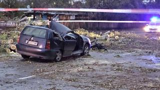 Първи СНИМКИ от трагедията с 65 г. мъж заради силния вятър в София
