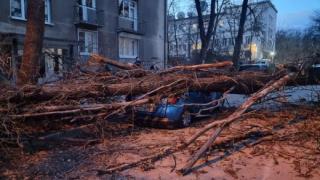 В Пловдив е страшно, стихията помита всичко по пътя си 