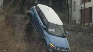 В Пернишко гледат и се маят на уменията на този шофьор СНИМКИ 