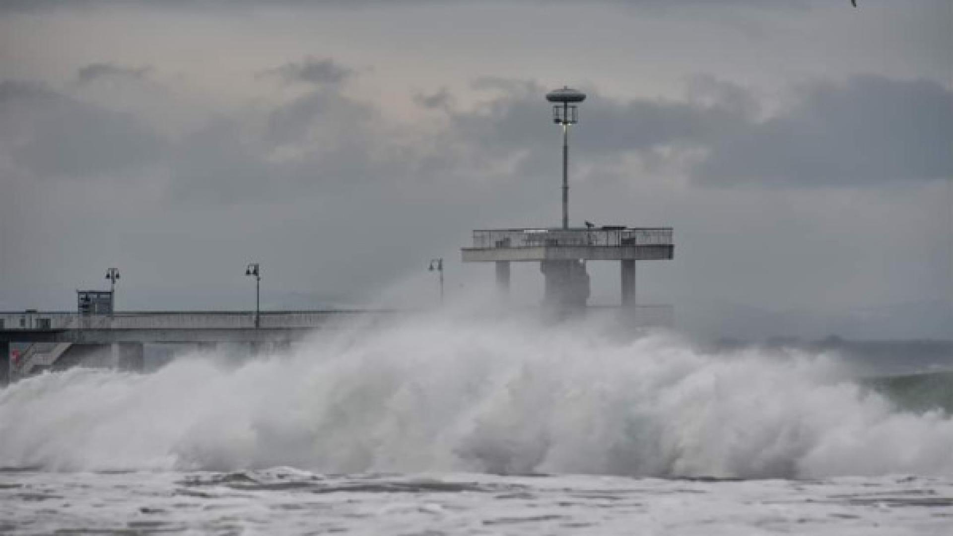 Стихията няма край: Страховити вълни бушуват в Бургас СНИМКИ