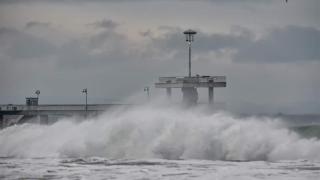 Стихията няма край: Страховити вълни бушуват в Бургас СНИМКИ