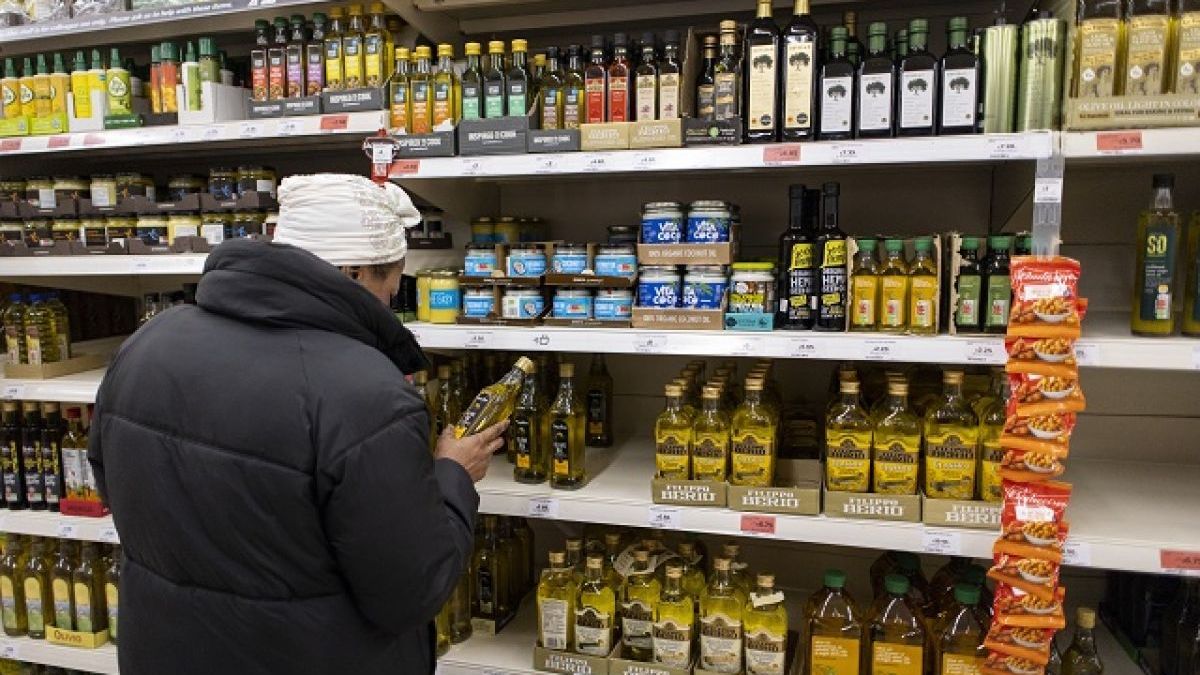 Търговците в Испания с безпрецедентни мерки заради скъпия зехтин, започнаха да...