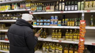 Търговците в Испания с безпрецедентни мерки заради скъпия зехтин, започнаха да...