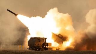 Появи се ВИДЕО от удара с HIMARS по Старобешево, при който загина московска артистка