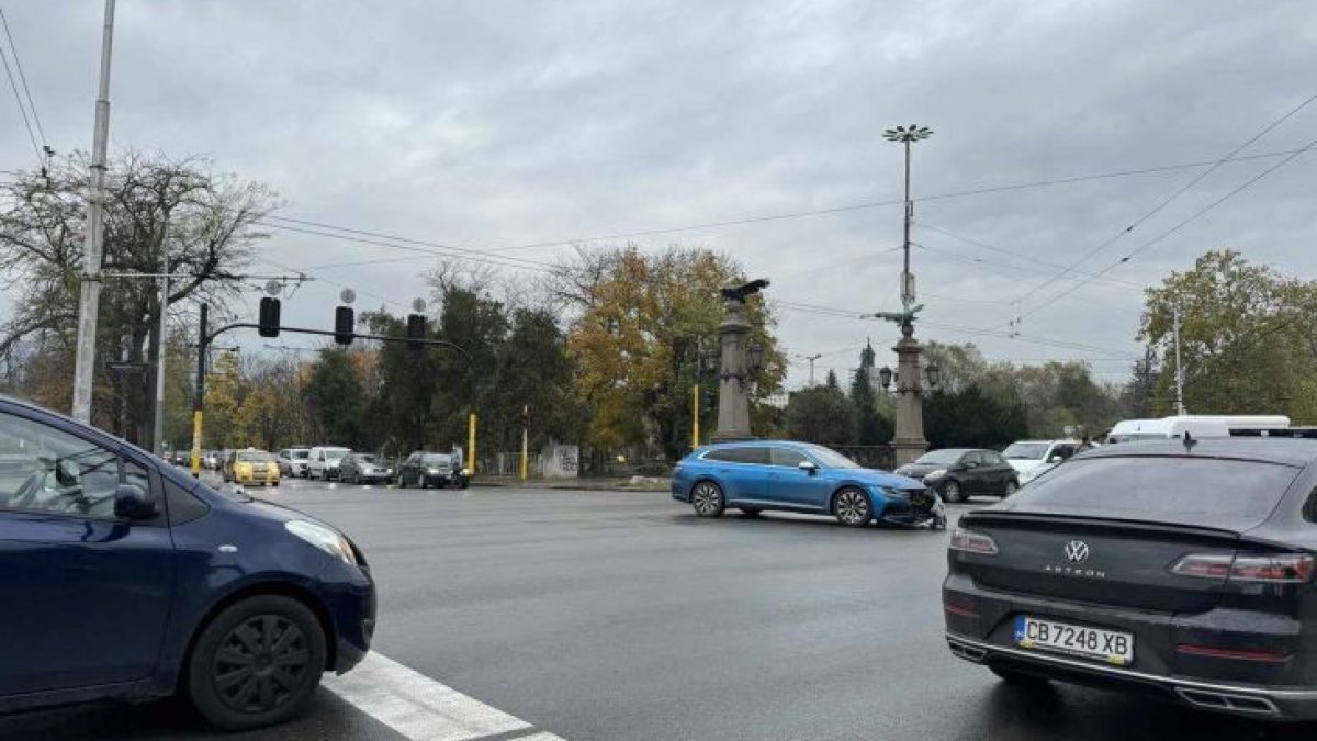 Първо в БЛИЦ! Катастрофа на "Орлов мост" блокира "Цариградско шосе" СНИМКИ