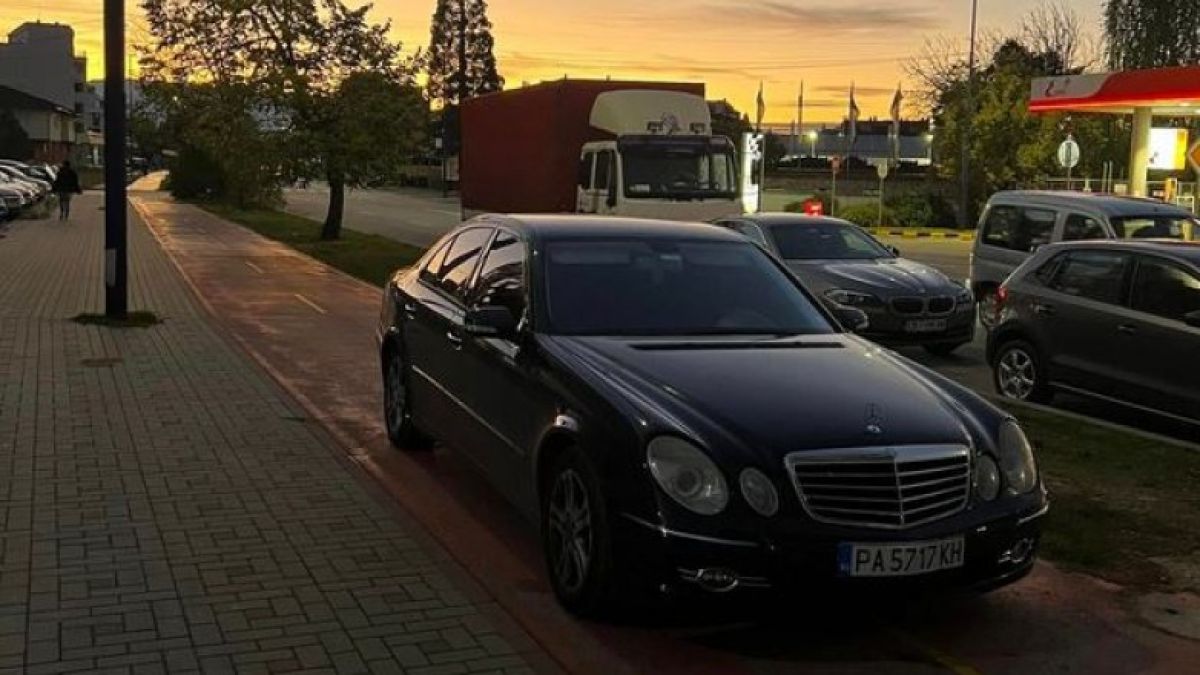 Шофьор паркира луксозния си Мерцедес на велоалея в Пазарджик и взриви мрежата 