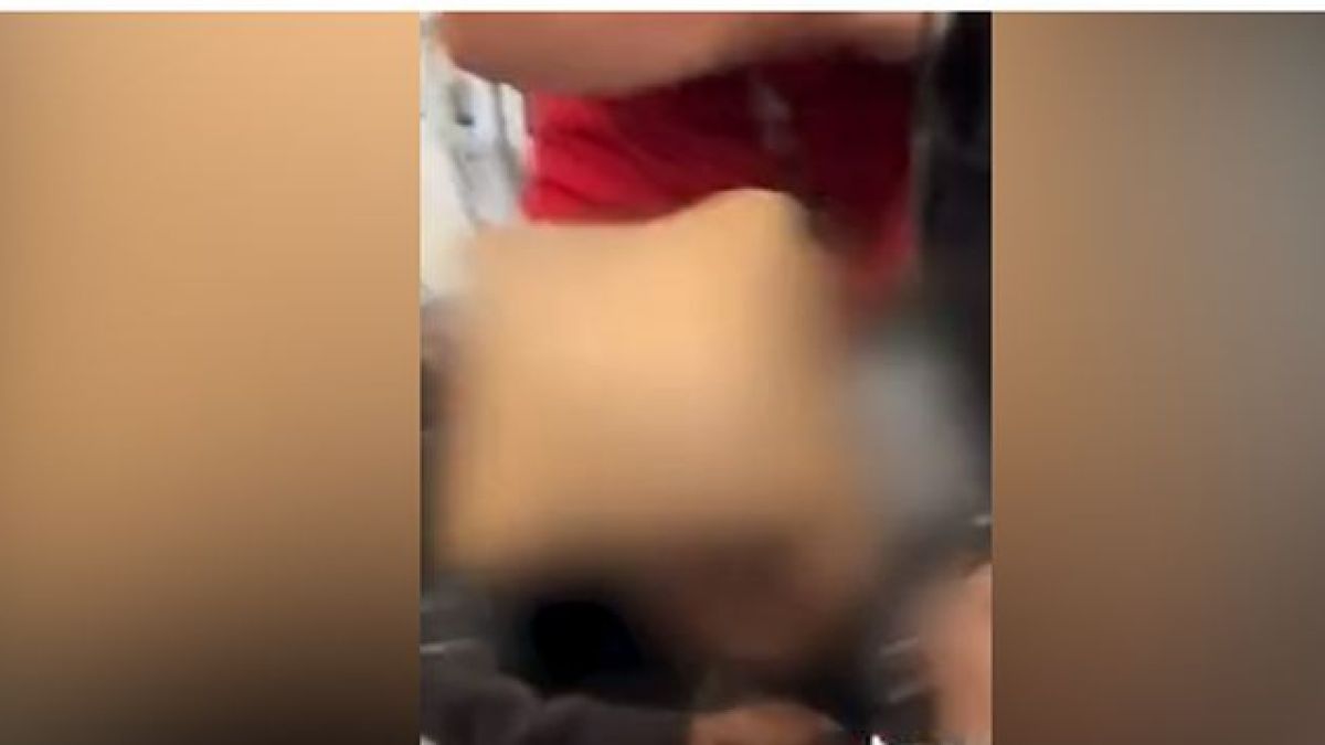 Пътничка си свали гащите на пътеката в самолет, облекчи се и последва кошмар ВИДЕО