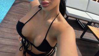 Дружка на Джулиана Гани изпъчи силиконови гърди, изкара 300 бона и си отвори салон СНИМКИ 18+