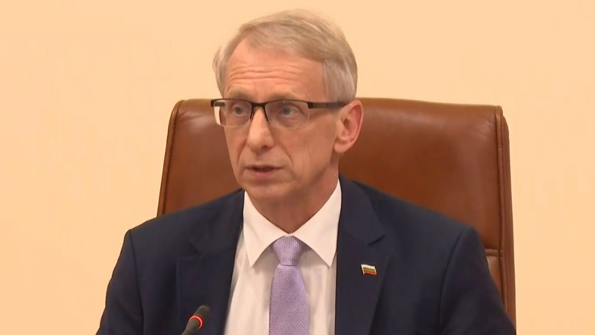 Денков: Полицаи са заплашвали министър, фенове са на чужди паравоенни групировки