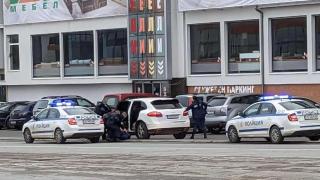 Екшън в Казанлък: Ченгета преследват джип „Порше“ по улиците на града, а накрая… ВИДЕО 