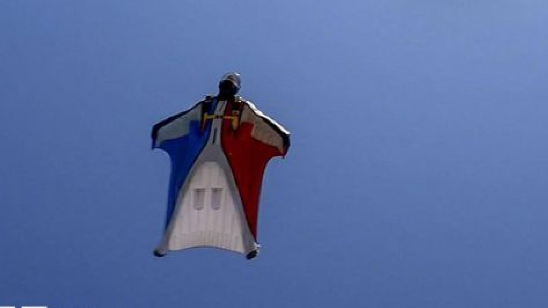 Кървав ад: Пилот обезглави парашутист в небето ВИДЕО