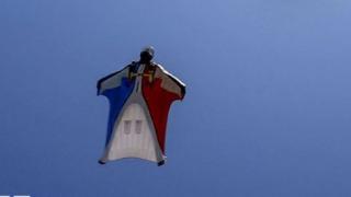 Кървав ад: Пилот обезглави парашутист в небето ВИДЕО