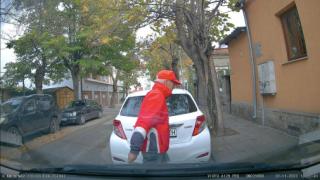 Дърт пакостник се доближи до кола и последвалото взриви мрежата ВИДЕО