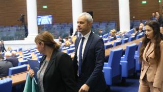 Свиреп скандал разтърси НС: Депутати се обиждат на тролове, малки лъжци и розови понита!