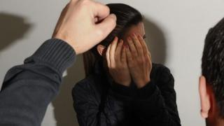 Брутално насилие над дете потресе Плевен: Баща преби жестоко 13-годишната си дъщеря