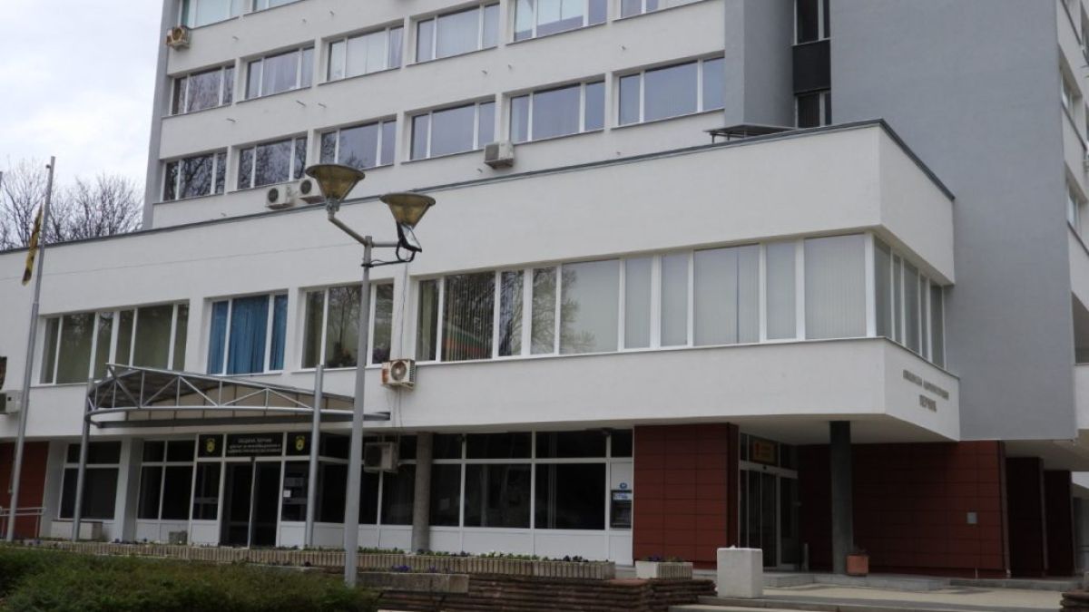 Служителка на Община Перник в паника, пуснаха палави клипчета с нея