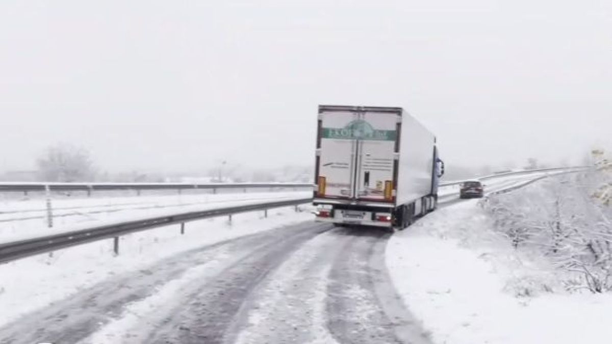 Почна се: Бурята вилнее, тирове закъсаха на пътя, шофьори в леден капан ВИДЕО