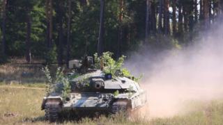 Украински танк "Булат" издържа две попадения от руски дронове-камикадзе ВИДЕО