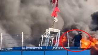 Мъж се оказа в капан на покрива на горяща офис сграда, ето какво стана после ВИДЕО